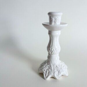 Vintage White Ceramic Leaf Pattern Candle Holder – Elegant Decorative Accent